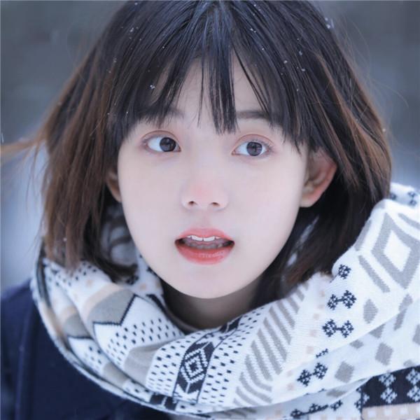 冬天雪中戴围巾短发清纯女生头像图片