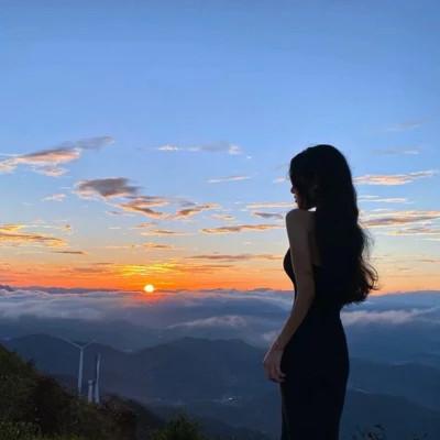 60张最火漂亮背影女生头像图片