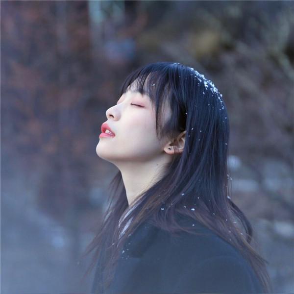 冬天雪中学院风黑色系女生头像图片
