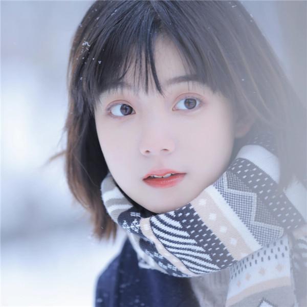 冬天雪中戴围巾短发清纯女生头像图片