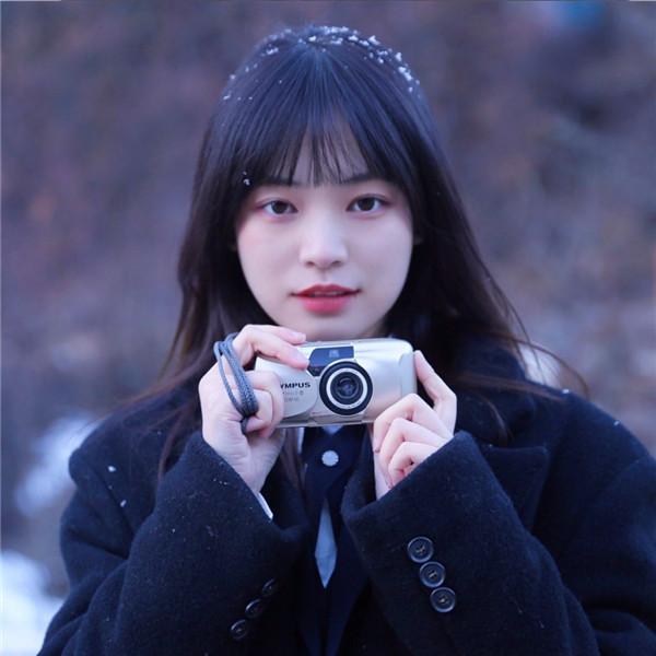 冬天雪中学院风黑色系女生头像图片