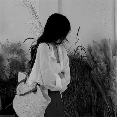 不露脸头像女生背影黑白