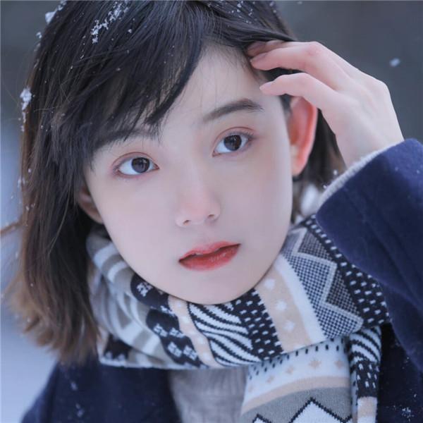 冬天雪中戴围巾短发清纯女生头像图片