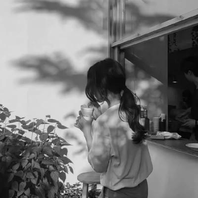 不露脸头像女生背影黑白