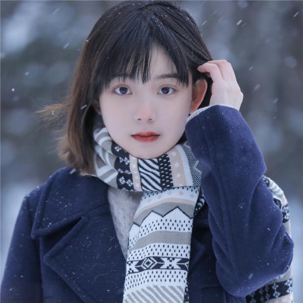 冬天雪中戴围巾短发清纯女生头像图片