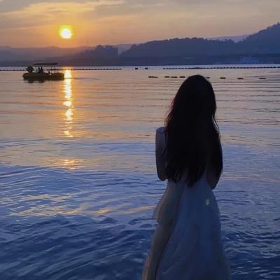 背影图像女生唯美漂亮头像 高清有品位的女人背影图片头像