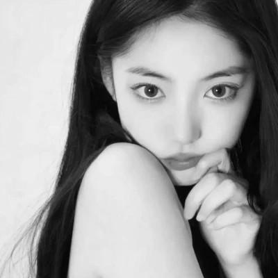 高级头像女氛围感黑白97张