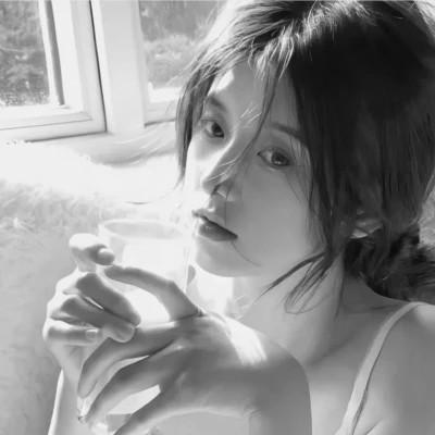 高级头像女氛围感黑白97张