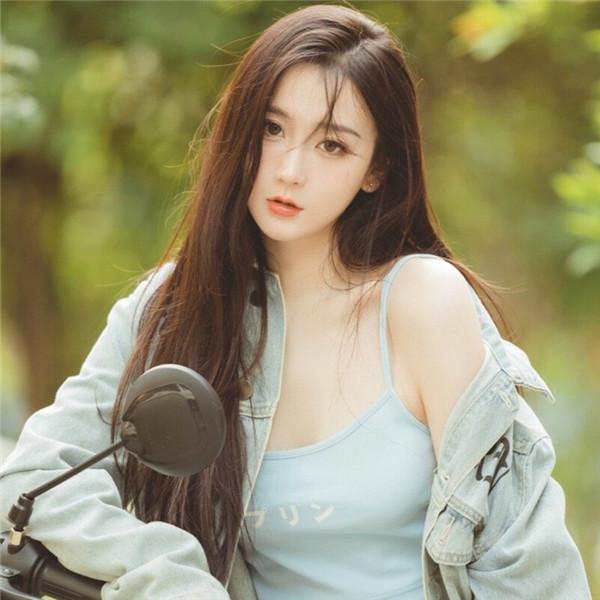 清纯机车摄影女生头像图片