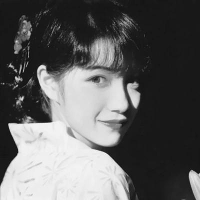 高级头像女氛围感黑白97张