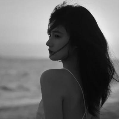 黑白好看女生头像69张