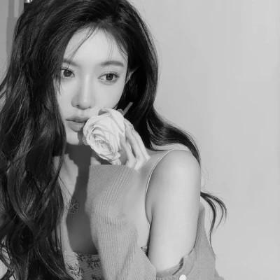 黑白好看女生头像69张