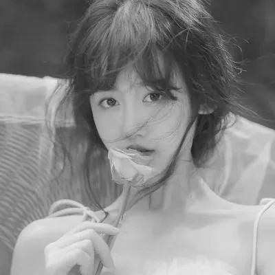 黑白好看女生头像69张
