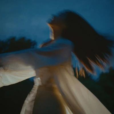 自由而浪漫的氛围感女头图片60张，女神芳华，自在飘逸