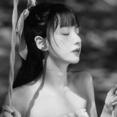 黑白好看女生头像69张