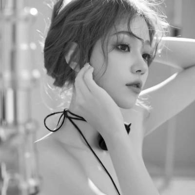 黑白好看女生头像69张