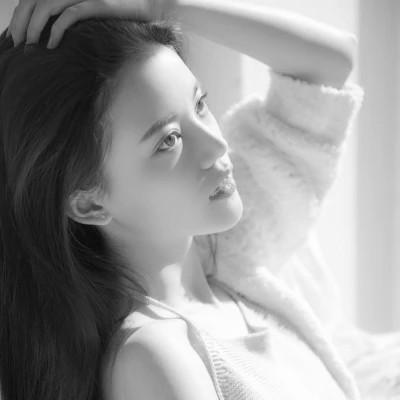 黑白好看女生头像69张
