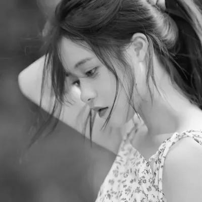 黑白好看女生头像69张