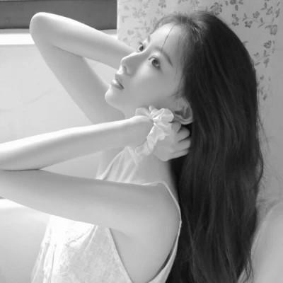 黑白好看女生头像69张