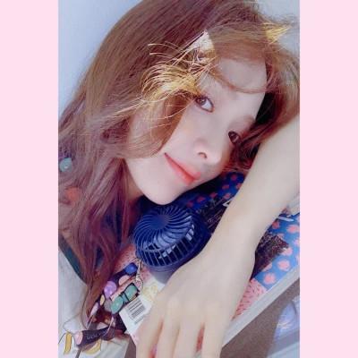 白边女头像
