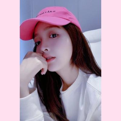 白边女头像