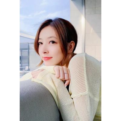 白边女头像