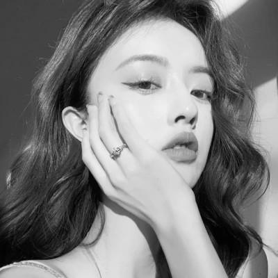 黑白气质美女头像图片大全124张