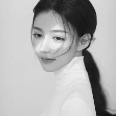 2023女生头像黑白真人最新