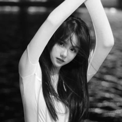 2023女生头像黑白真人最新