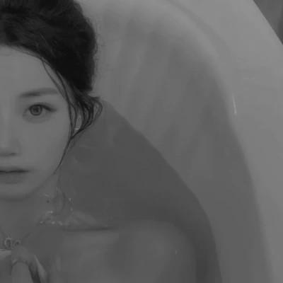 2023女生头像黑白真人最新