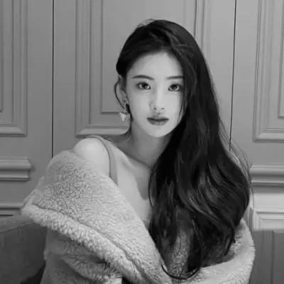 2023女生头像黑白真人最新