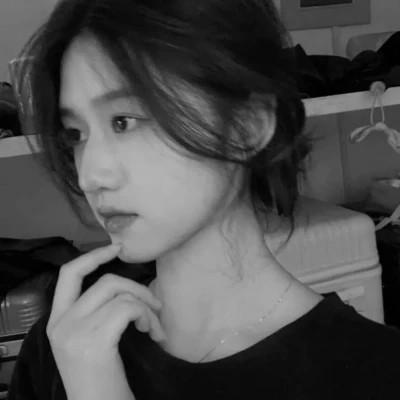 2023女生头像黑白真人最新