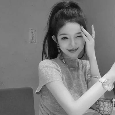 2023女生头像黑白真人最新