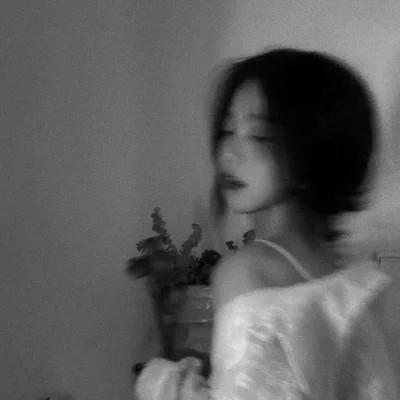 2023女生头像黑白真人最新