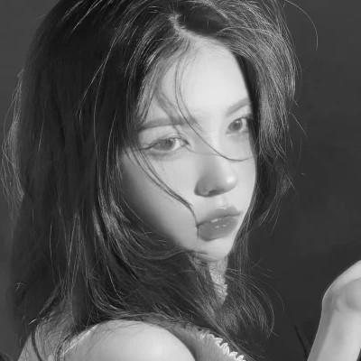 2023女生头像黑白真人最新