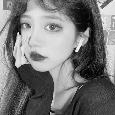 2023女生头像黑白真人最新