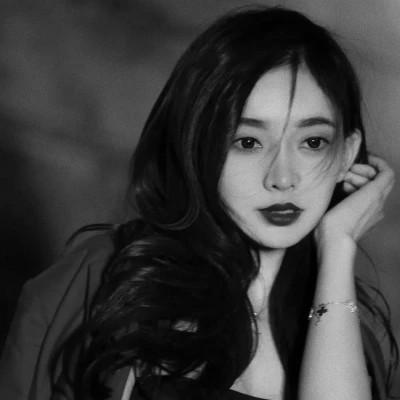 2023女生头像黑白真人最新
