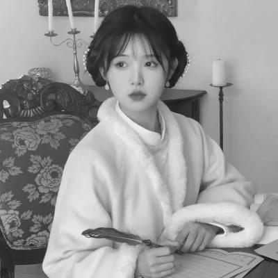 2023女生头像黑白真人最新
