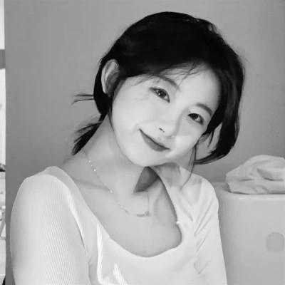 2023女生头像黑白真人最新