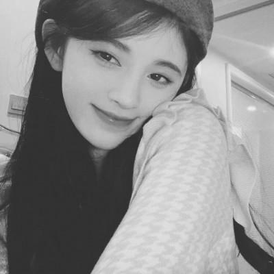 2023女生头像黑白真人最新