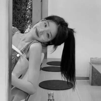 2023女生头像黑白真人最新