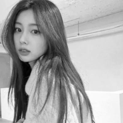 2023女生头像黑白真人最新
