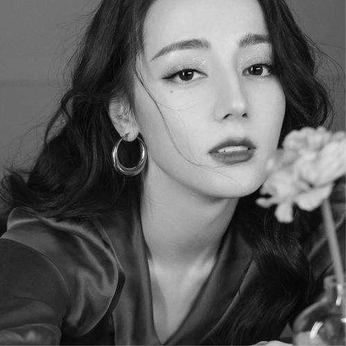 高冷范黑白女生头像 孤傲高清的黑白冷淡风女生头像图片