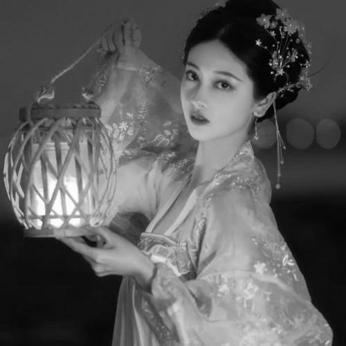 高冷范黑白女生头像 孤傲高清的黑白冷淡风女生头像图片