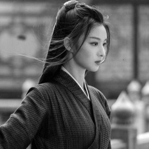 高冷范黑白女生头像 孤傲高清的黑白冷淡风女生头像图片
