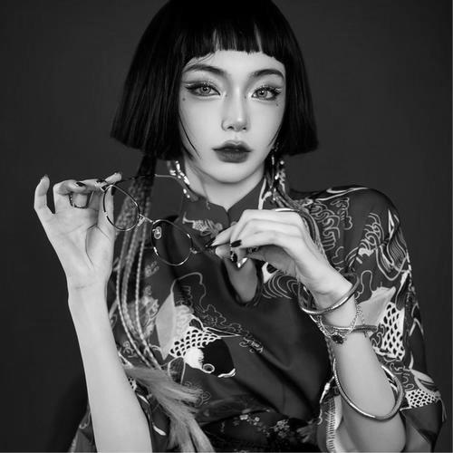 高冷范黑白女生头像 孤傲高清的黑白冷淡风女生头像图片
