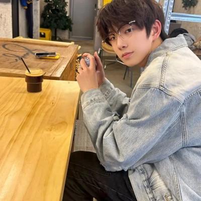 微信头像男真人帅气高清 干净