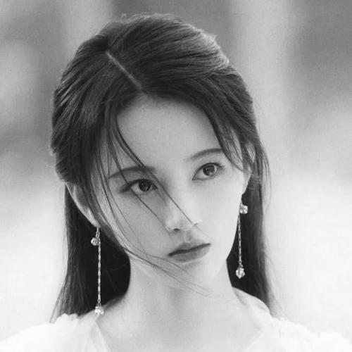 高冷范黑白女生头像 孤傲高清的黑白冷淡风女生头像图片