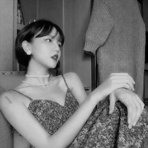 高冷范黑白女生头像 孤傲高清的黑白冷淡风女生头像图片