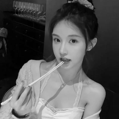 高清好看的黑白女生头像